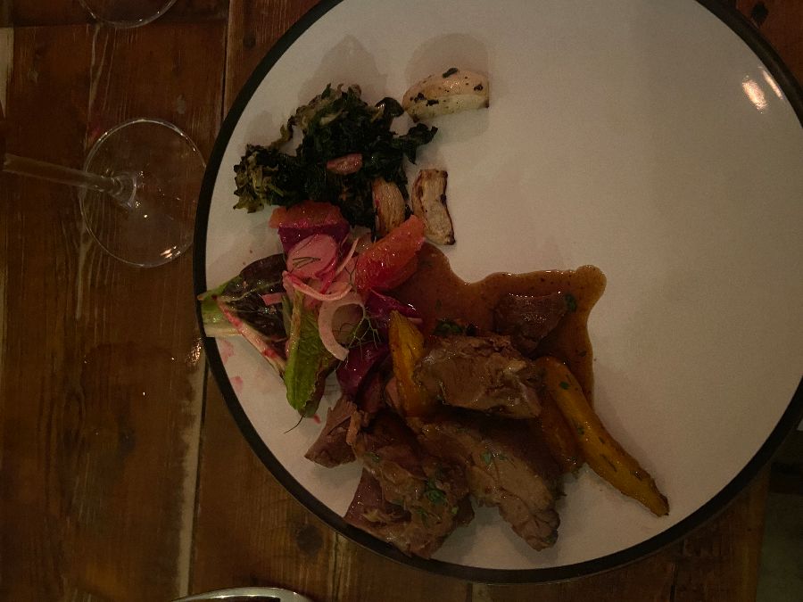 테이블 위에 놓인 와인병과 와인잔.