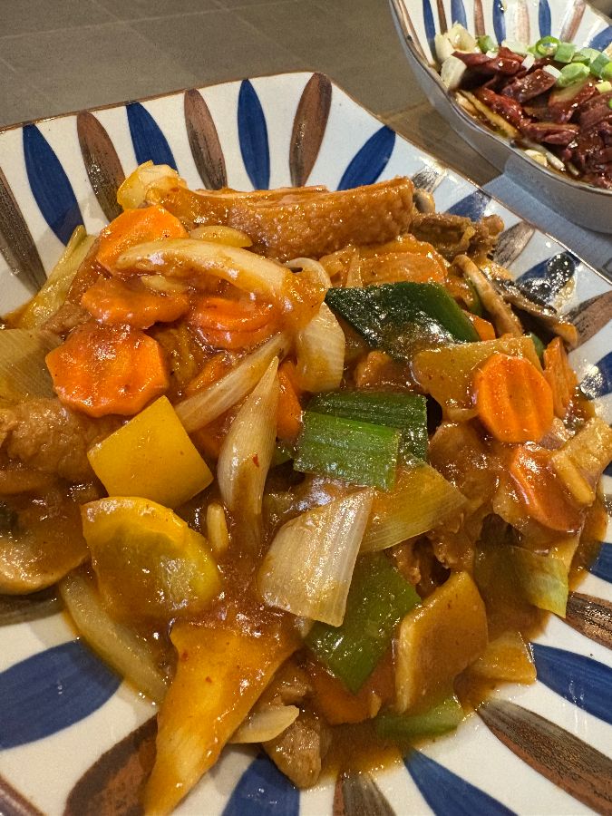 따뜻한 분위기의 식당 내부