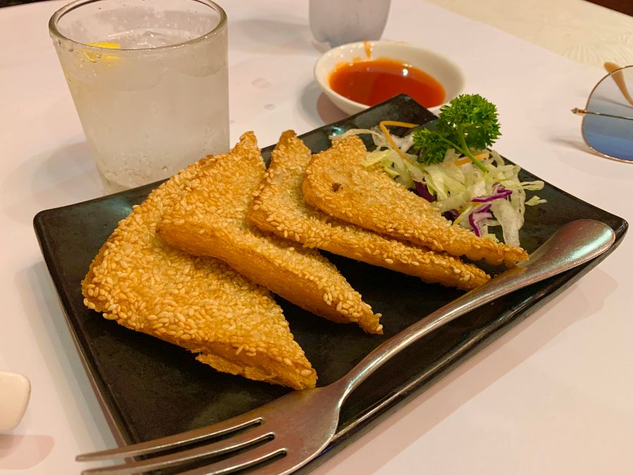 식당 내부 테이블 전경