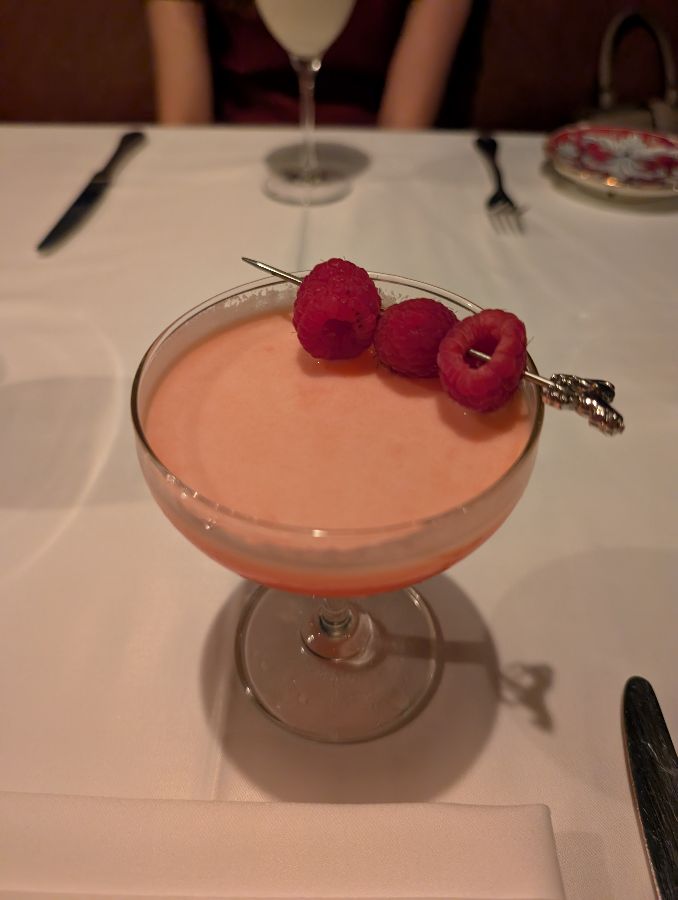 초록색 파스타 위에 올려진 신선한 바질 잎