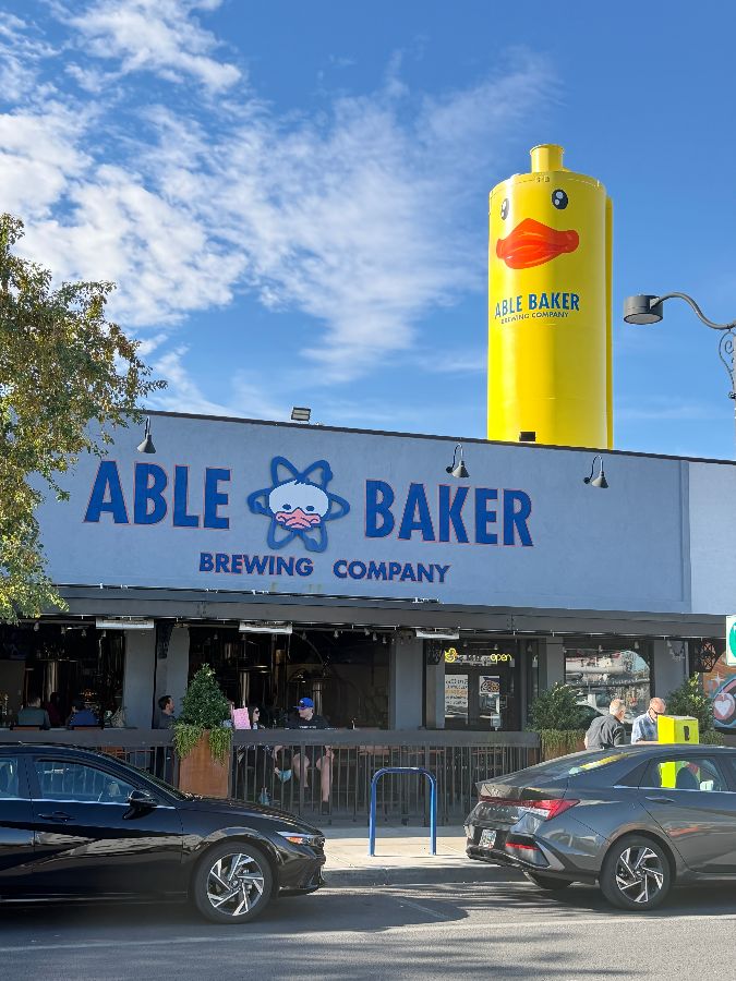 에이블 베이커 브루잉 내부 벽면에 걸린 포스터