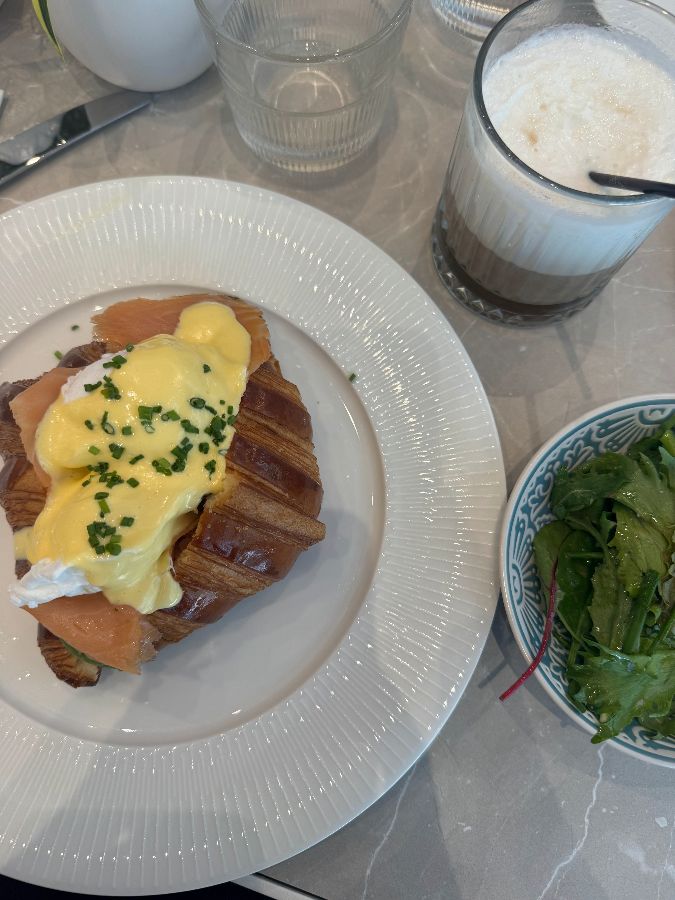 팬케이크 위에 뿌려진 슈가 파우더