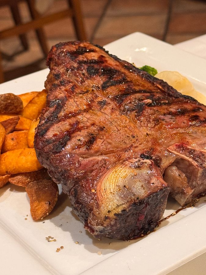 노릇하게 튀겨진 슈니첼