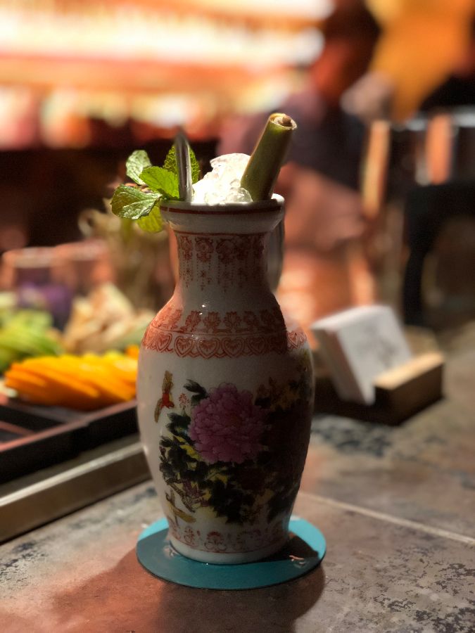 칵테일과 함께 즐거운 시간을 보내는 사람들