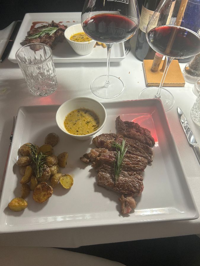 레스토랑 내부 테이블 세팅