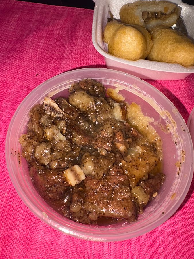 테이블에 앉아 식사를 즐기는 모습