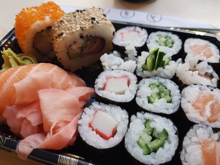 정갈하게 차려진 스시 요리