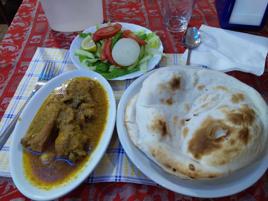 다양한 메뉴가 차려진 인도 식당의 테이블