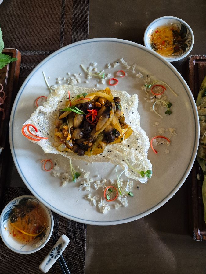 식당 내부의 은은한 조명