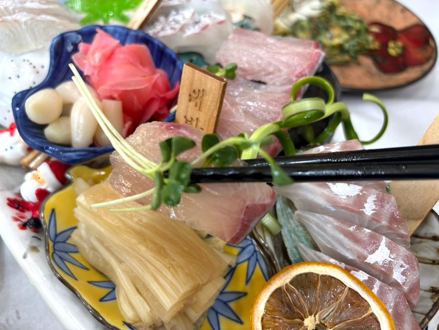 테이블 가득 차려진 스끼다시