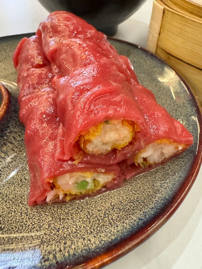 음식을 먹는 즐거운 모습