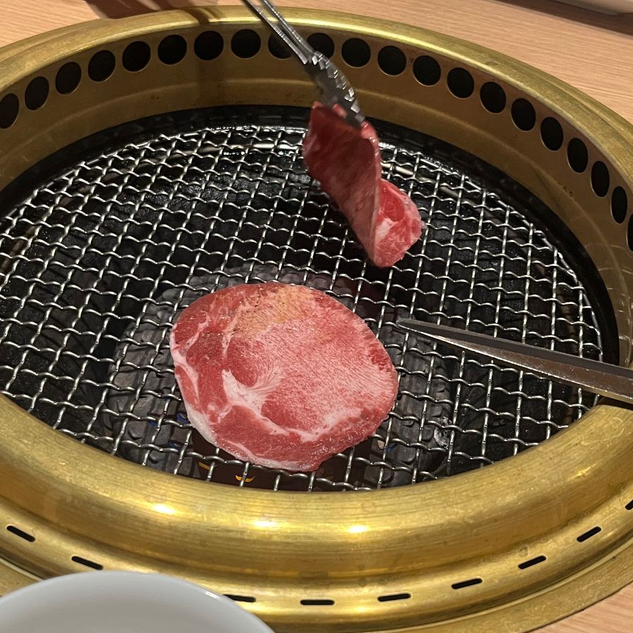 정갈하게 담겨 있는 신선한 고기 한 접시