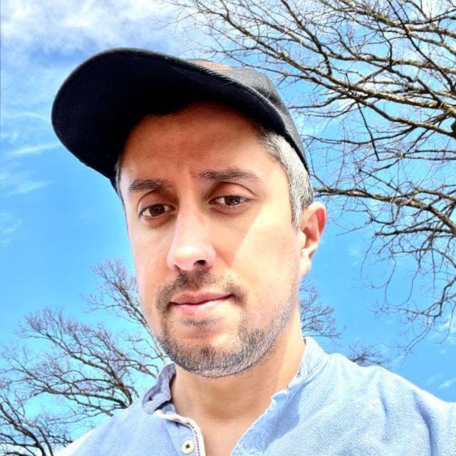 활짝 웃는 바텐더의 모습