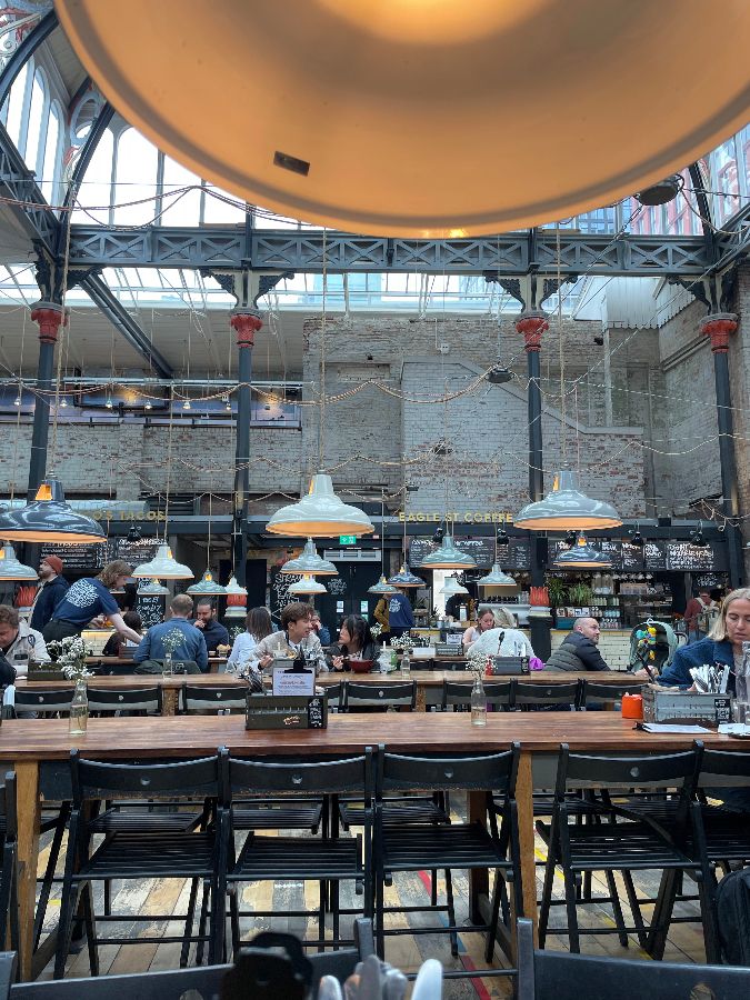 메뉴를 고르고 있는 사람들