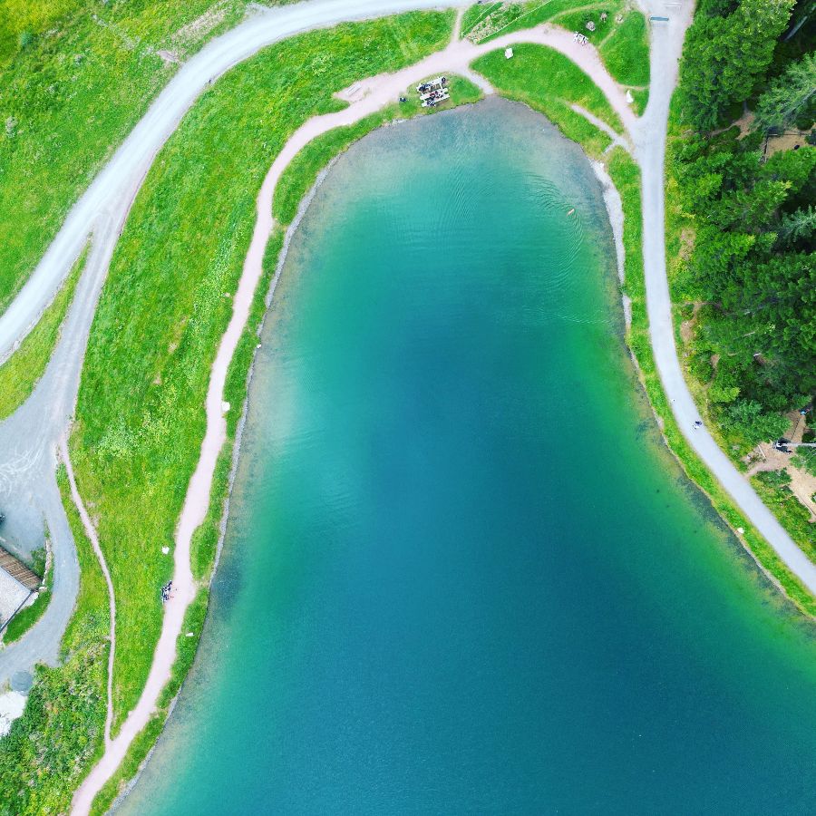 다양한 메뉴가 진열된 카운터