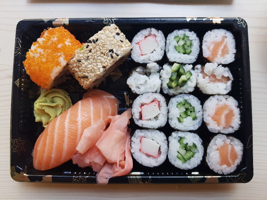 식사를 즐기는 손님의 모습