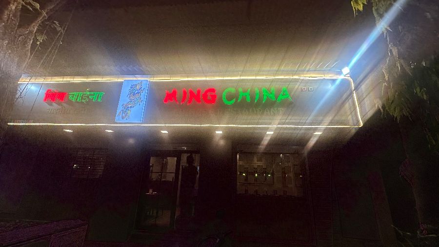 다양한 메뉴가 차려진 테이블