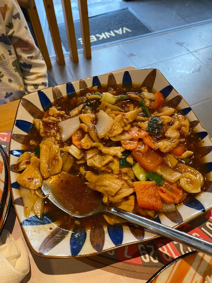 간판과 메뉴판이 보이는 식당 외관