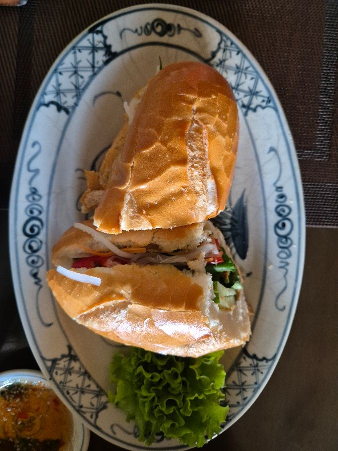 테이블 위에 놓인 식기류