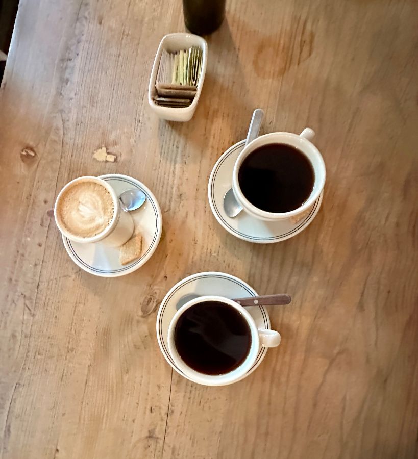 디저트와 커피를 즐기는 모습