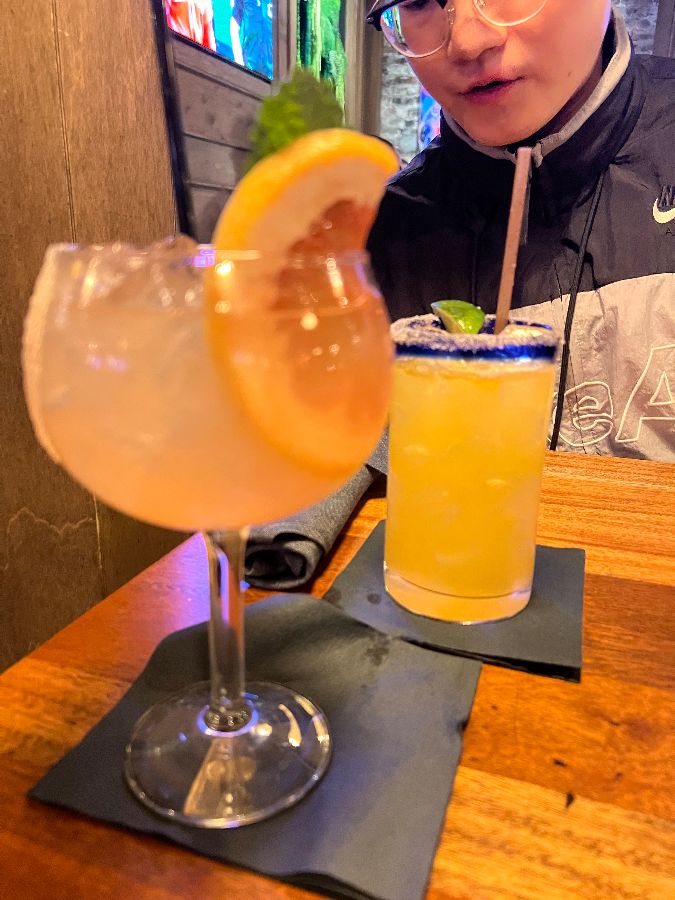 테이블 가득한 맛있는 음식들