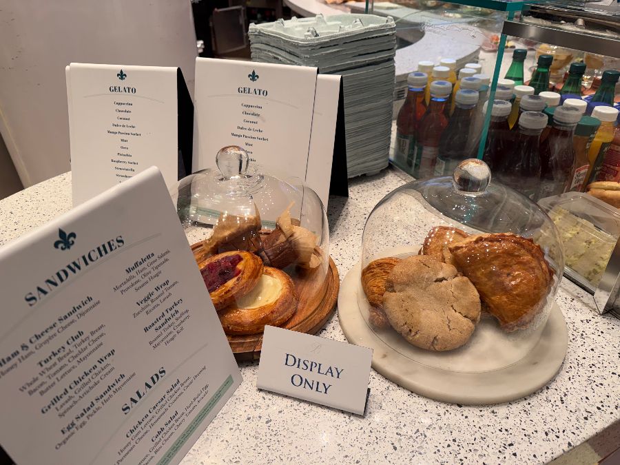 디저트를 포장해가는 사람들