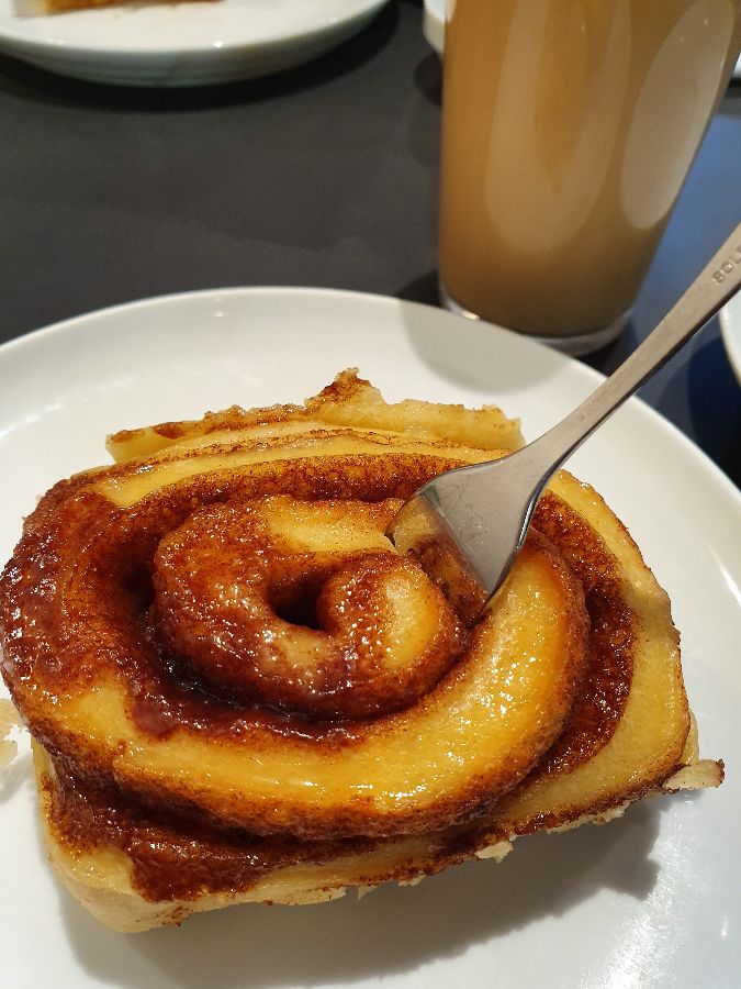 야외 테이블에서 빵을 즐기는 모습