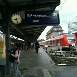 투명 카약과 해변 풍경