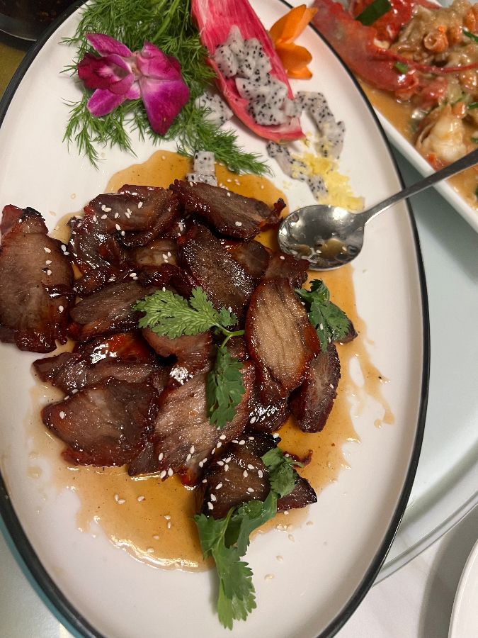 다양한 중식 요리가 담긴 테이블