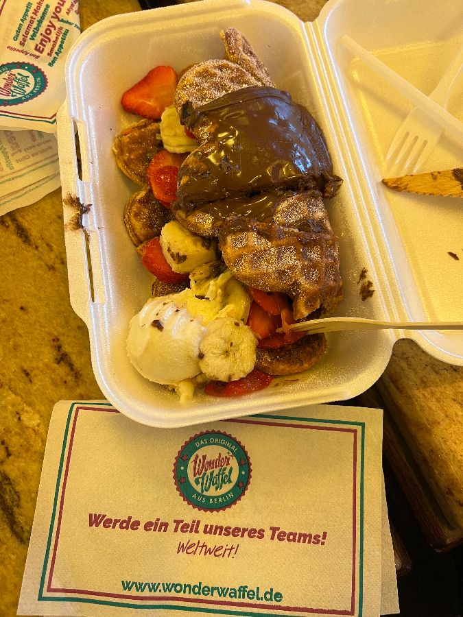 아이스크림과 딸기, 블루베리 토핑