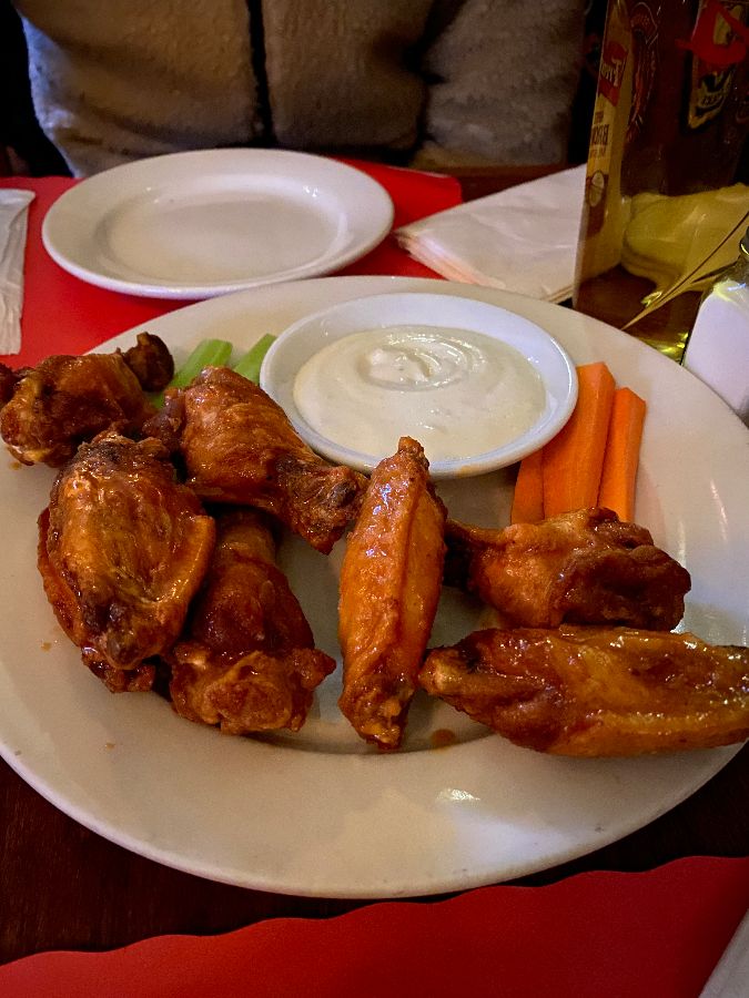 펍 내부 천장에 가득한 기념품들