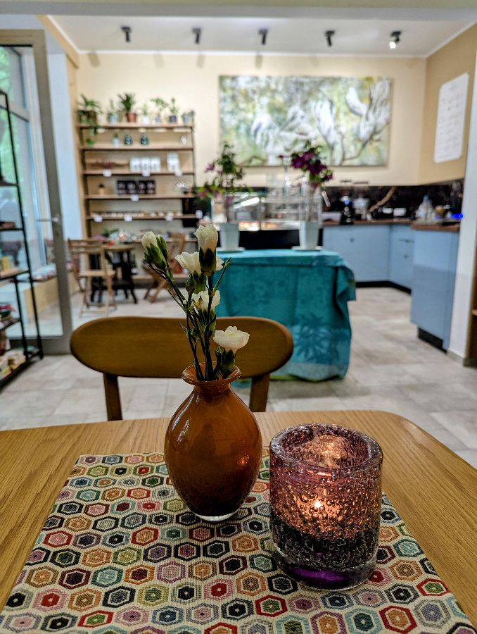 테이블 위에 놓인 다양한 디저트