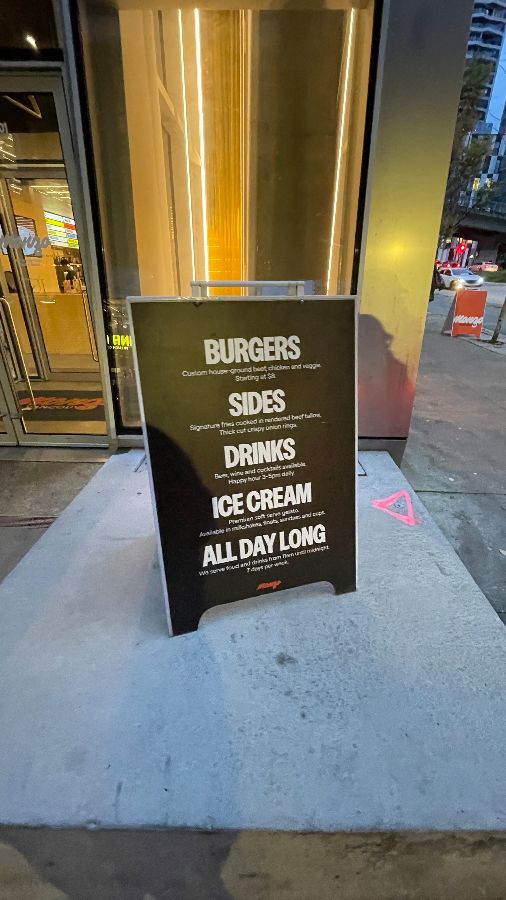 킹 몬조 스매시 버거와 감자튀김