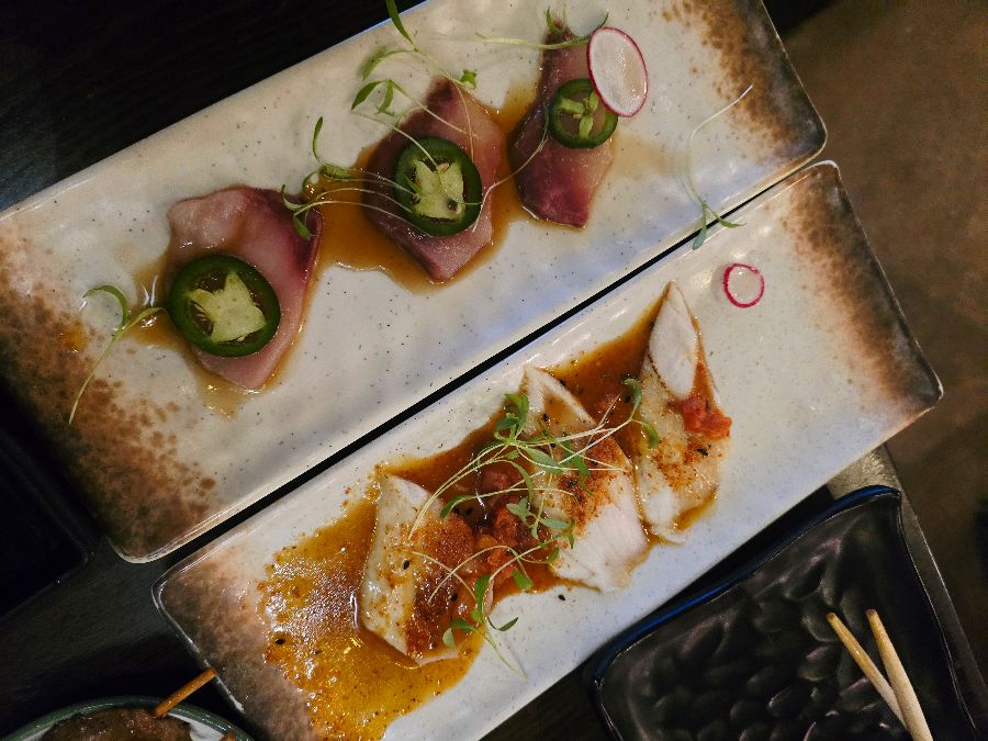 테이블 위에 놓인 다양한 스시