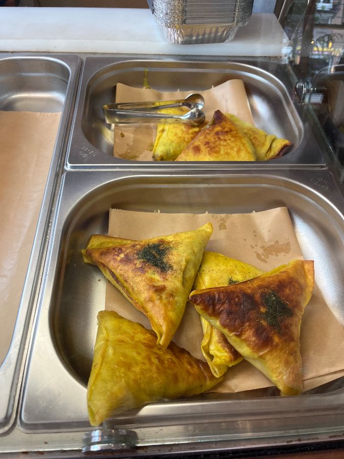 따뜻한 햇살이 들어오는 창가 자리