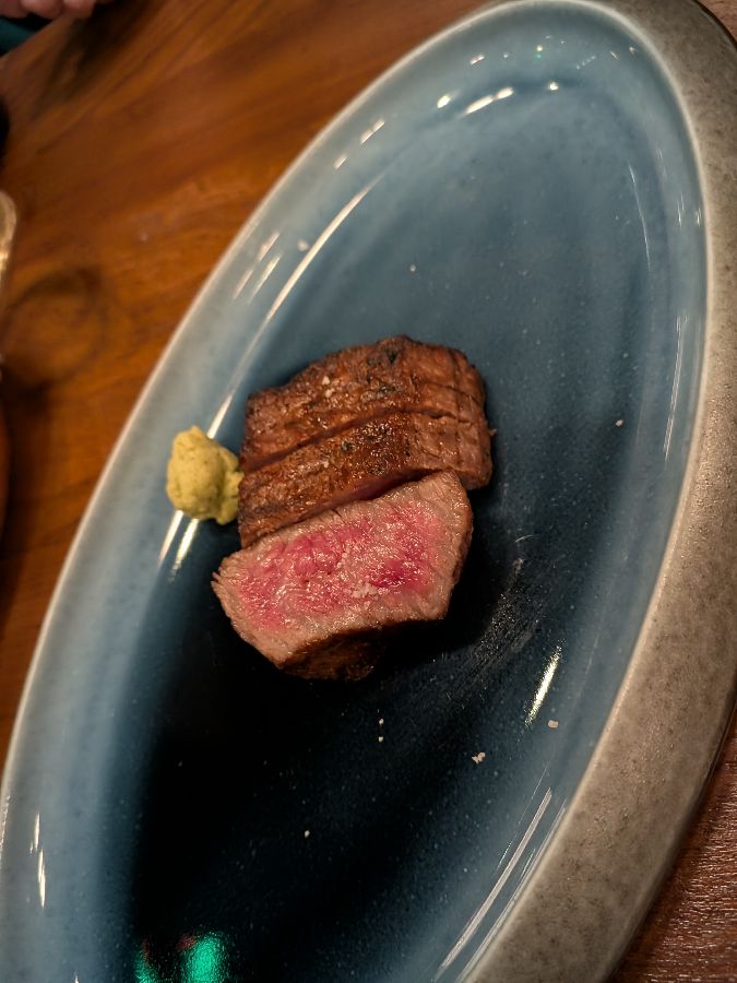 스테이크를 썰어 먹는 모습