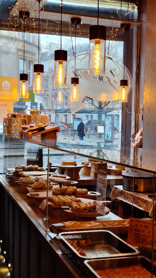 쇼케이스 안의 신선한 빵