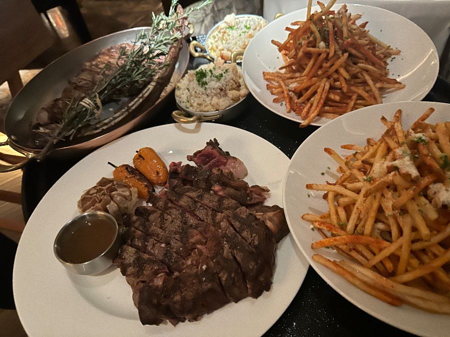 식사 중인 손님들