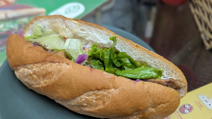 햇살이 비추는 야외 테이블의 반미와 만두