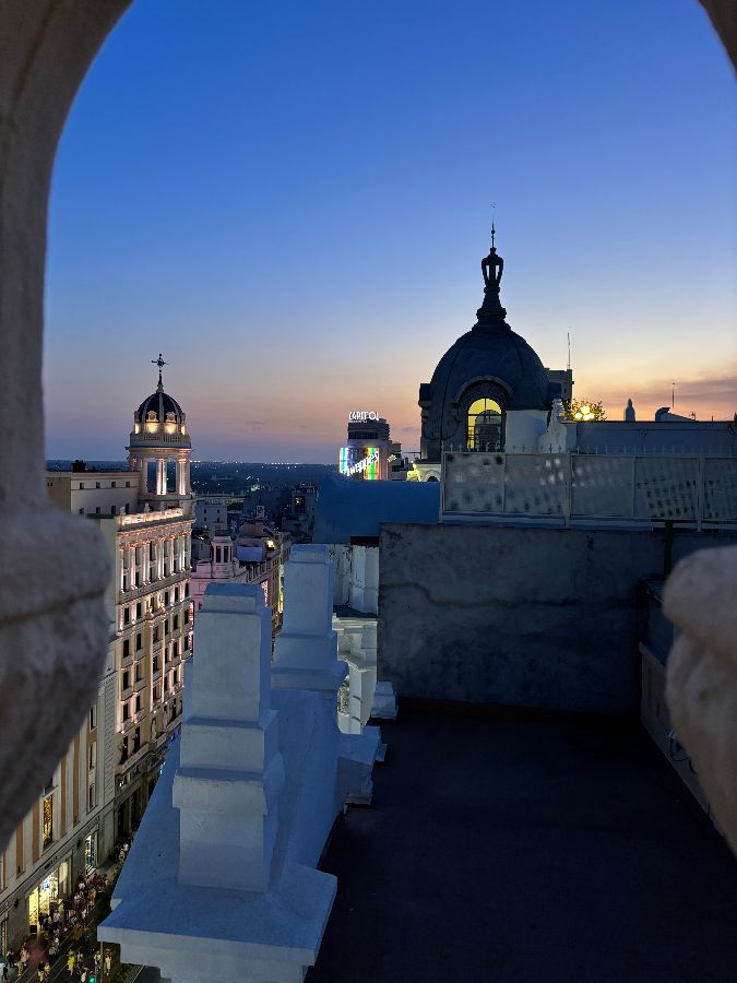 다양한 음료와 함께 즐거운 시간을 보내는 사람들