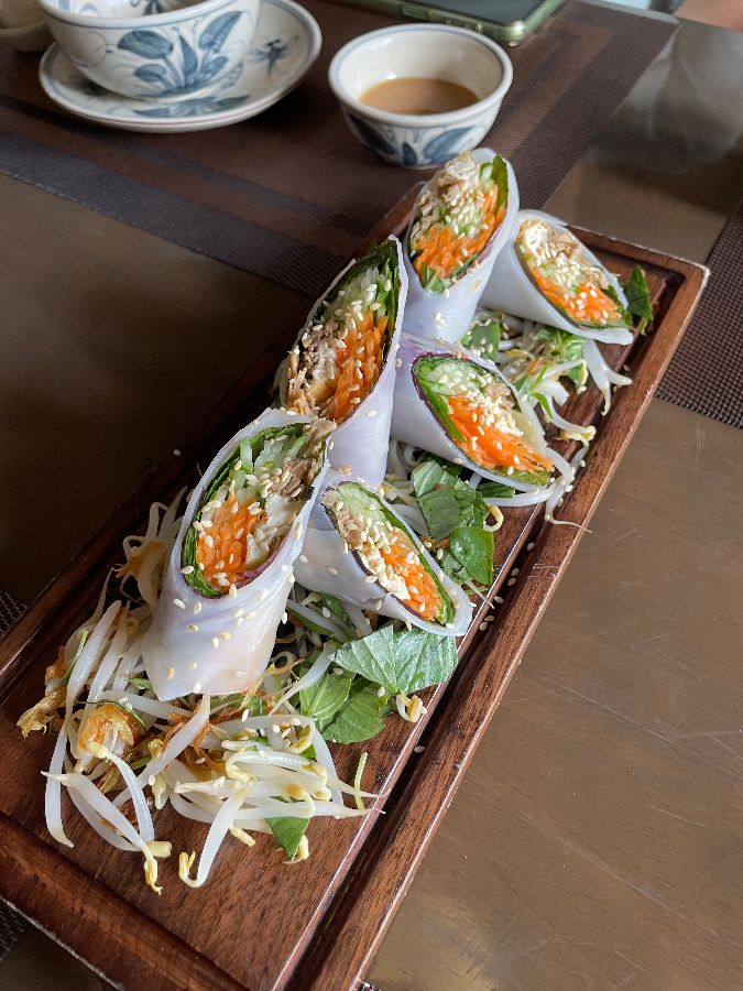 테이블 위에 놓인 음식