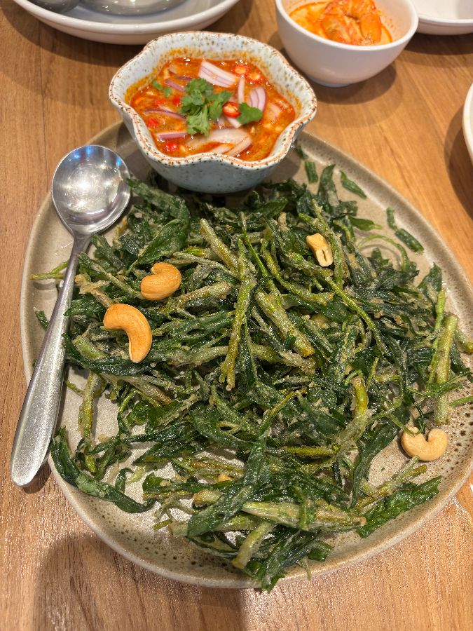 밝고 깨끗한 매장 내부