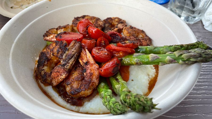 호숫가 테이블 전경