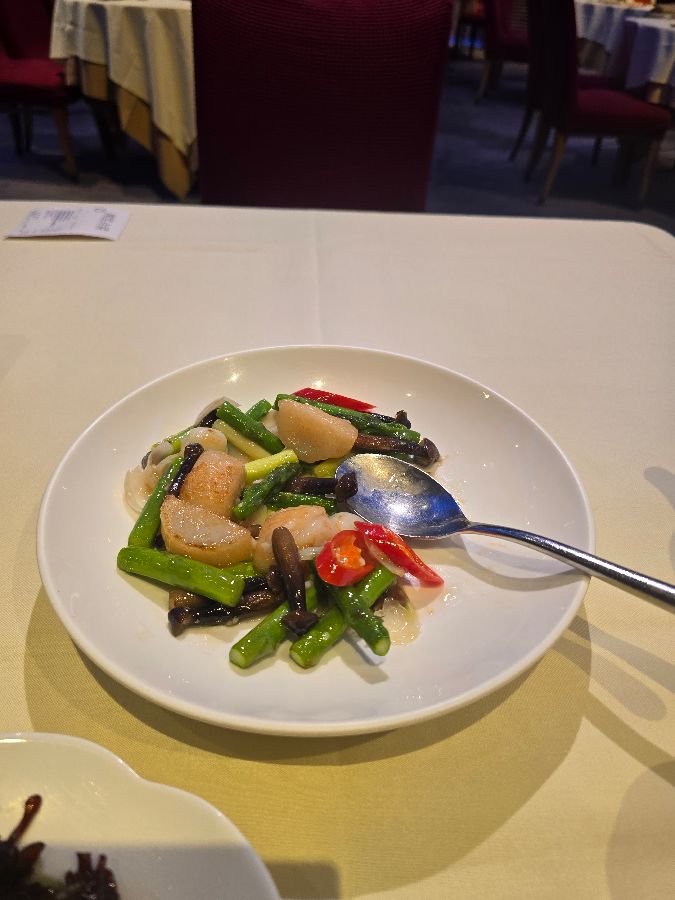 다양한 딤섬과 요리가 놓인 식탁 위 전경