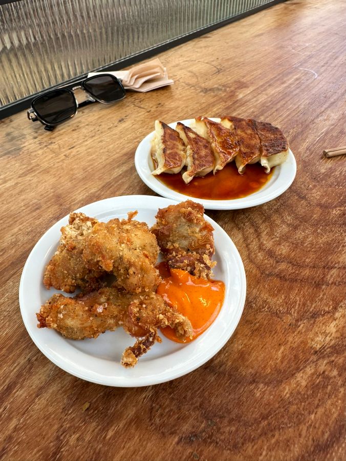 음식을 즐기는 사람들