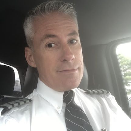 한 여성이 아름다운 바다를 배경으로 미소 짓고 있는 모습. 활기찬 여행의 순간과 보라보라의 아름다운 경치를 함께 보여줍니다.