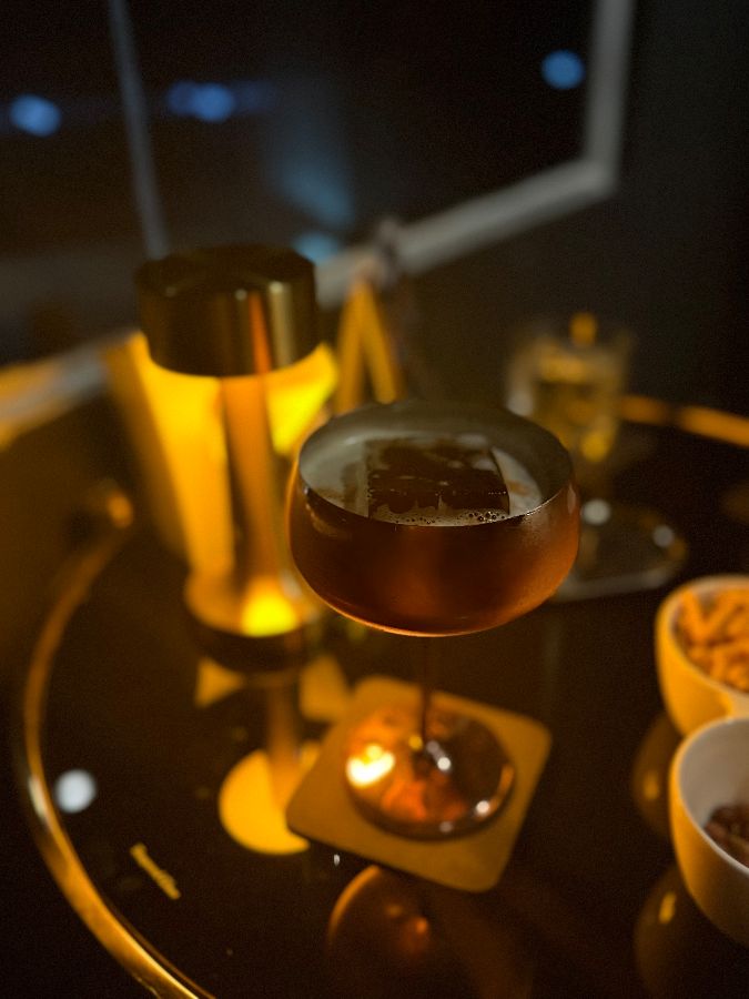 칵테일을 만드는 바텐더의 모습