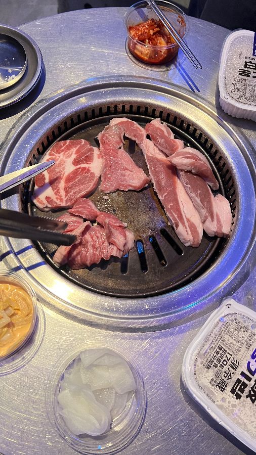 불판 위 고기와 반찬