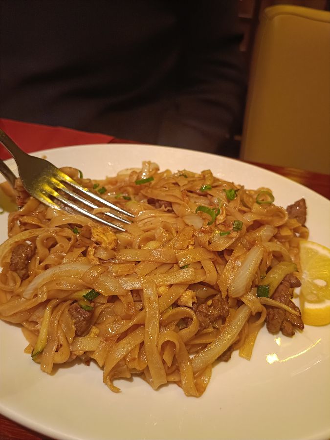 식사 중인 손님들의 모습