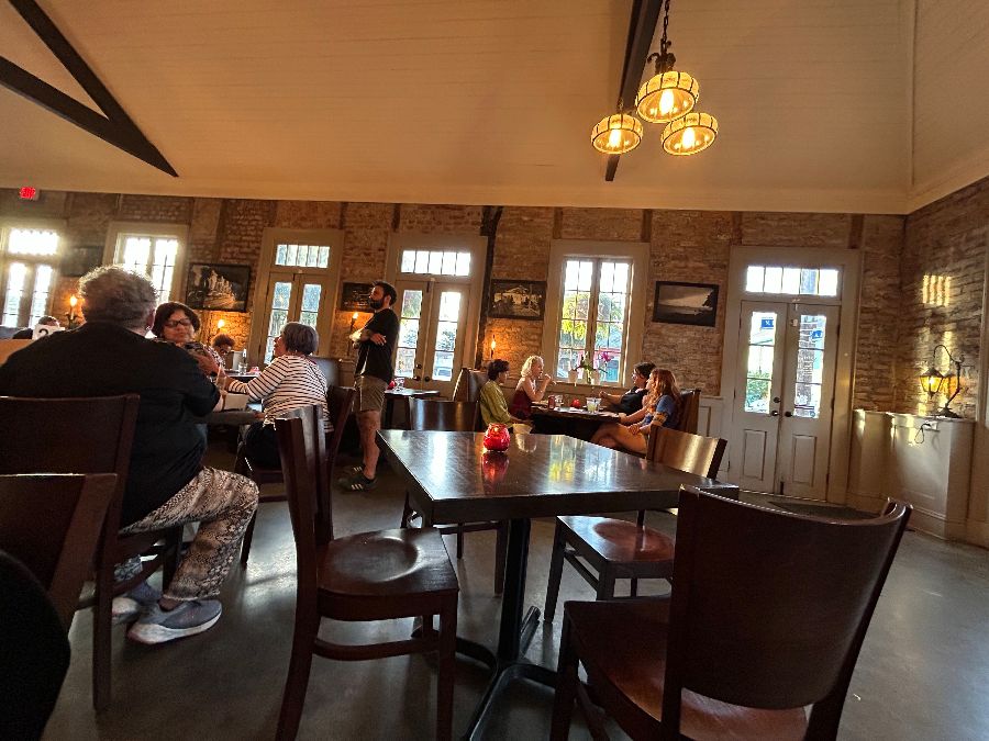 맛있는 음식을 앞에 두고 즐거워하는 사람들